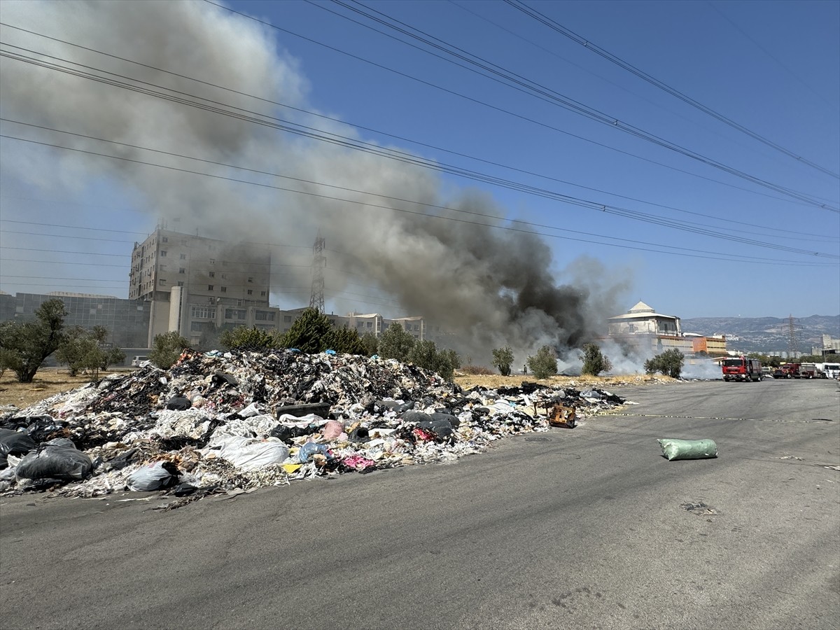 İzmir'in Bornova ilçesindeki Ayakkabıcılar Sitesi'nde atıkların kontrolsüz halde bırakıldığı...