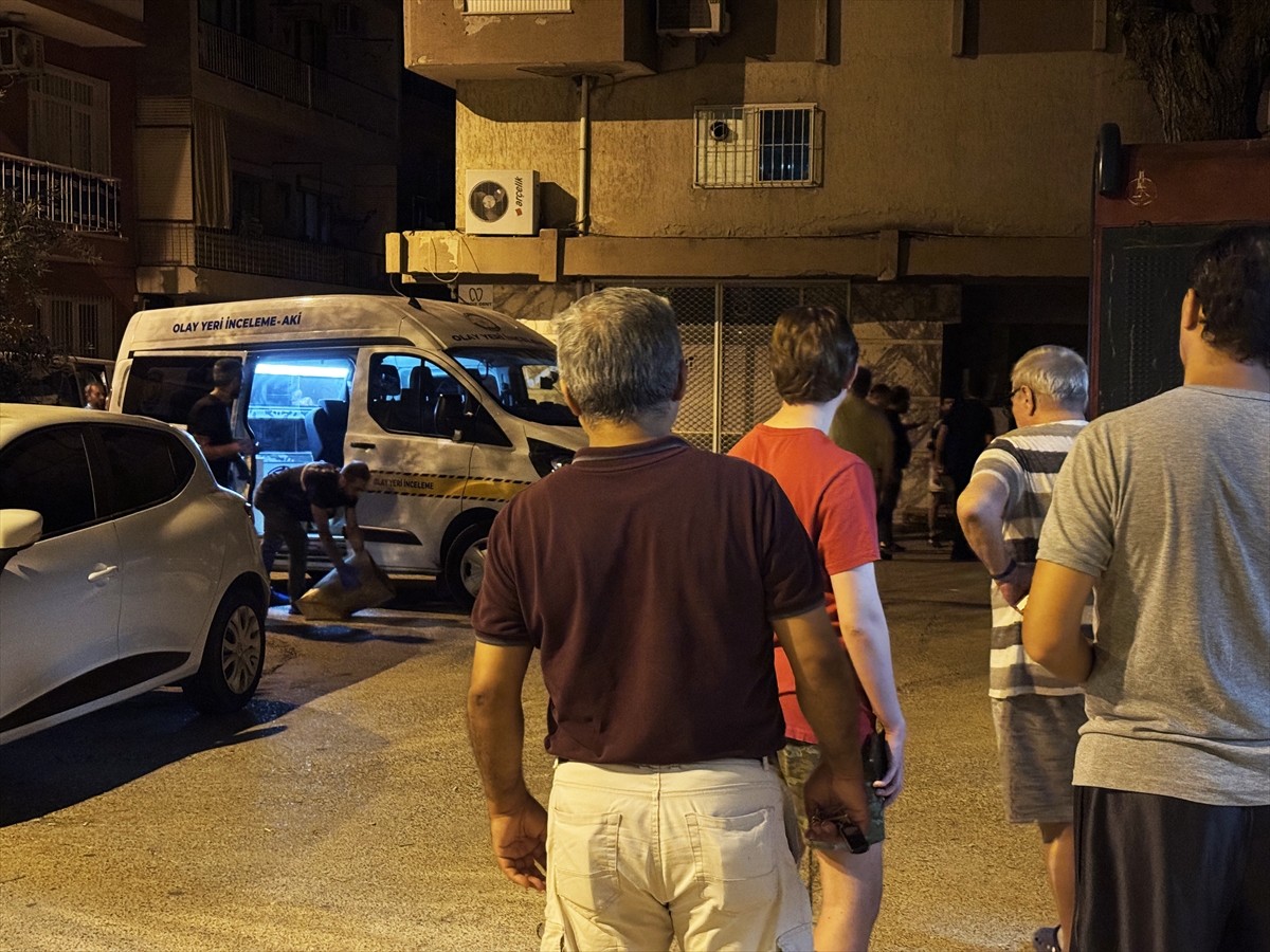 İzmir'in Karşıyaka ilçesinde evinde çıkan kavga sonucu tüfekle vurulan kişi hayatını kaybetti....