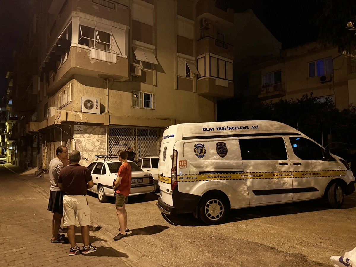 İzmir'in Karşıyaka ilçesinde evinde çıkan kavga sonucu tüfekle vurulan kişi hayatını kaybetti....