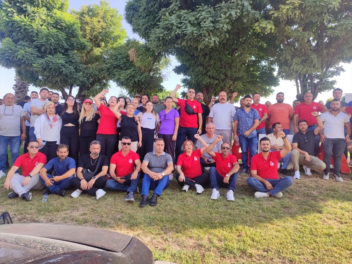 İzmir'in Kemalpaşa ilçesinde işten çıkarılan belediye işçileri, belediye önünde toplanarak işten...