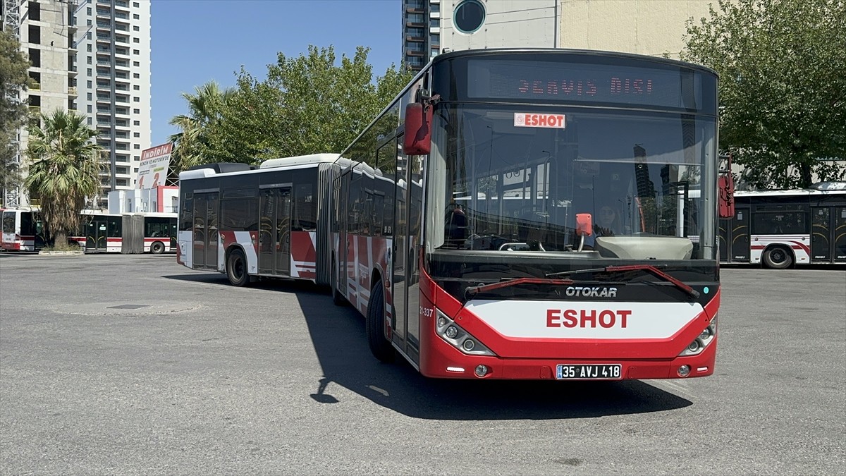 İzmir'in Konak ilçesinde belediye otobüsünde çıkan yangın, aracın kadın şoförü Saide Yazıcı...