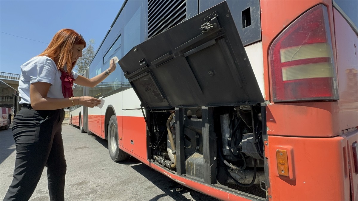 İzmir'in Konak ilçesinde belediye otobüsünde çıkan yangın, aracın kadın şoförü Saide Yazıcı...