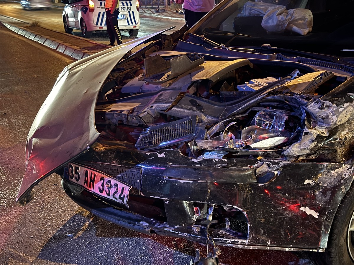 İzmir'in Konak ilçesinde ticari taksiyle çarpışan otomobilin sürücüsü ağır yaralandı.