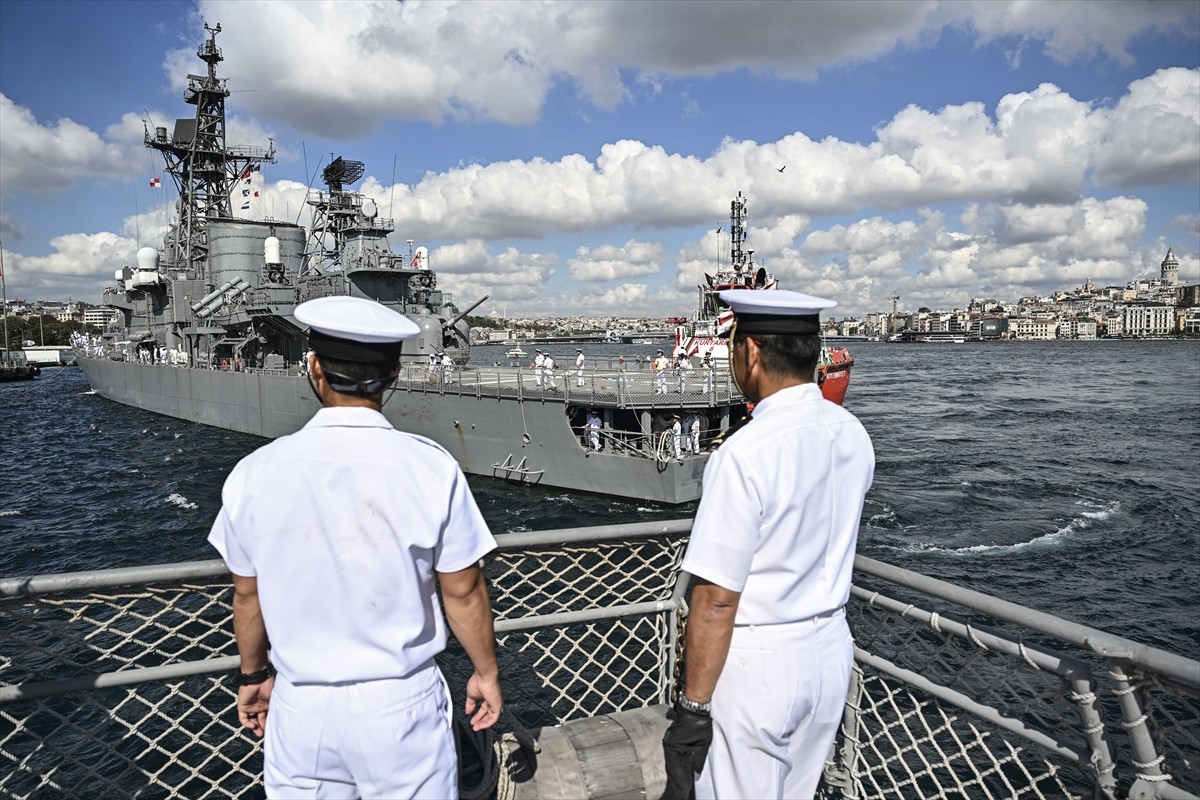 Japonya Deniz Öz Savunma Kuvvetleri'ne ait "Kashima" ve "Shimakaze" eğitim gemileri...