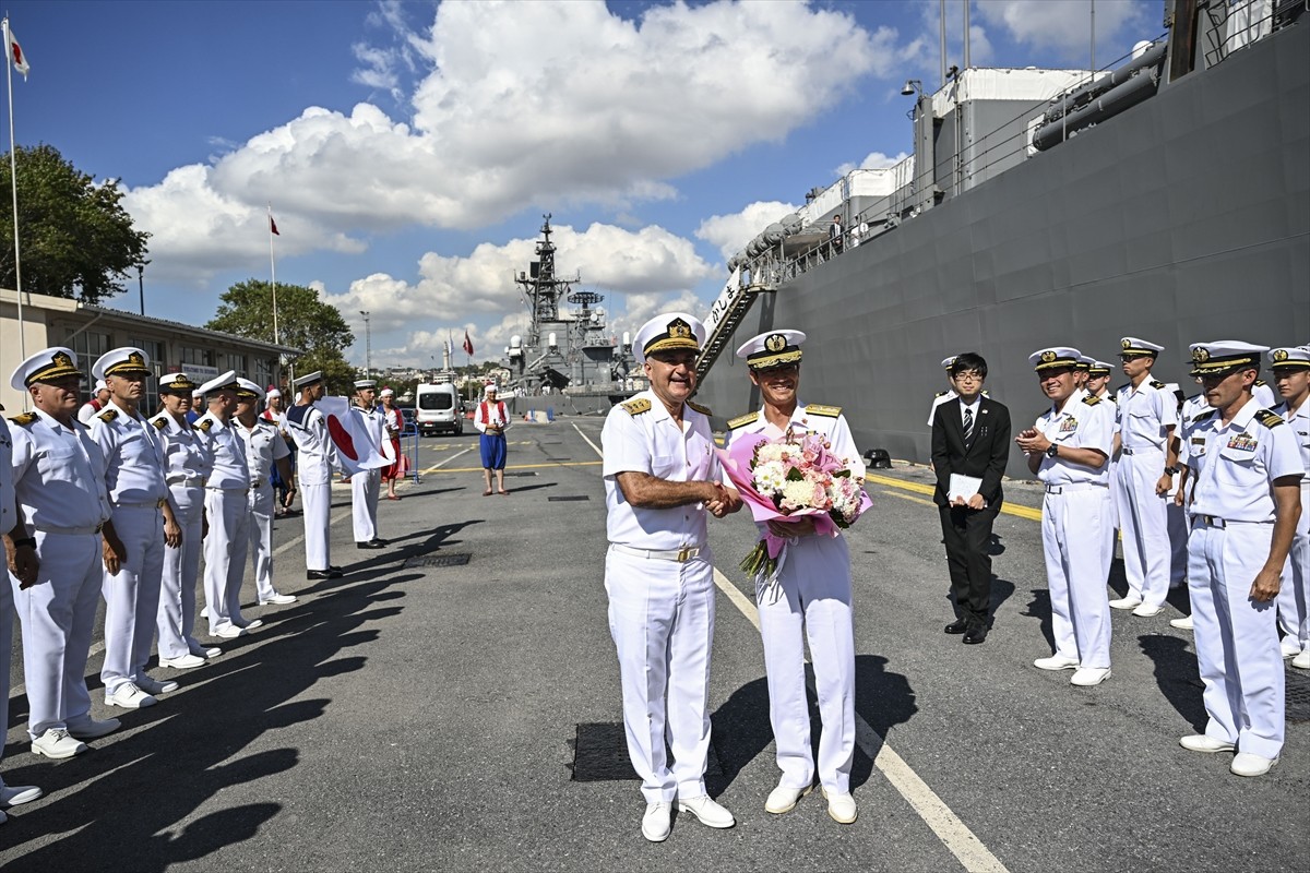 Japonya Deniz Öz Savunma Kuvvetleri'ne ait "Kashima" ve "Shimakaze" eğitim gemileri...
