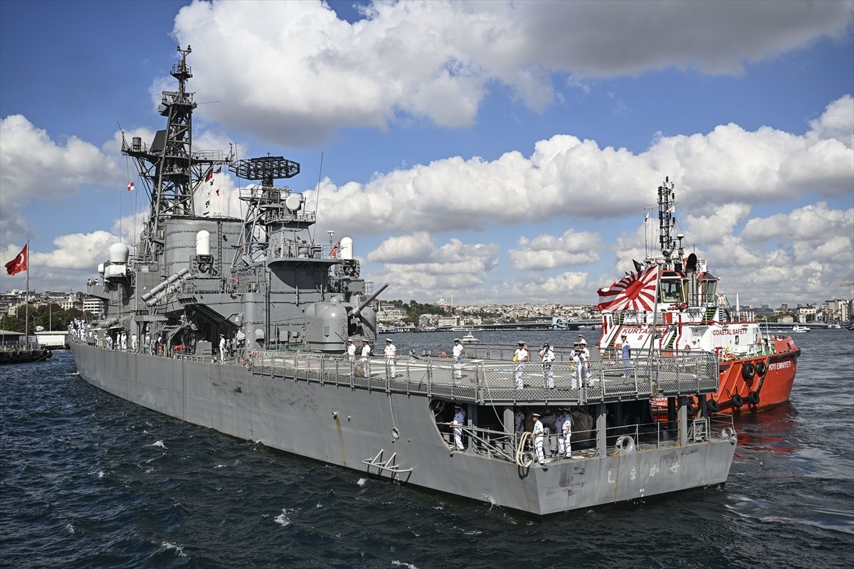 Japonya Deniz Öz Savunma Kuvvetleri'ne ait "Kashima" ve "Shimakaze" eğitim gemileri...