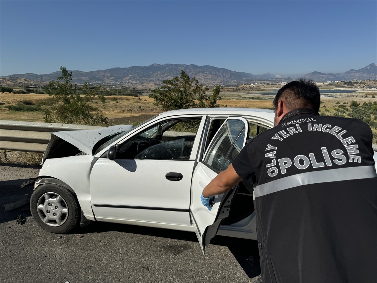Kahramanmaraş'ın Onikişubat ilçesinde otomobilin çarptığı 1 kişi öldü, 2 kişi...