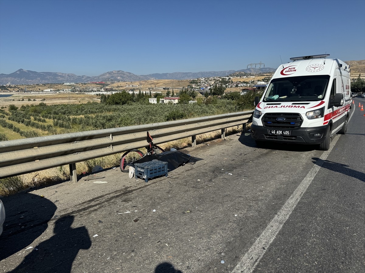 Kahramanmaraş'ın Onikişubat ilçesinde otomobilin çarptığı 1 kişi öldü, 2 kişi...