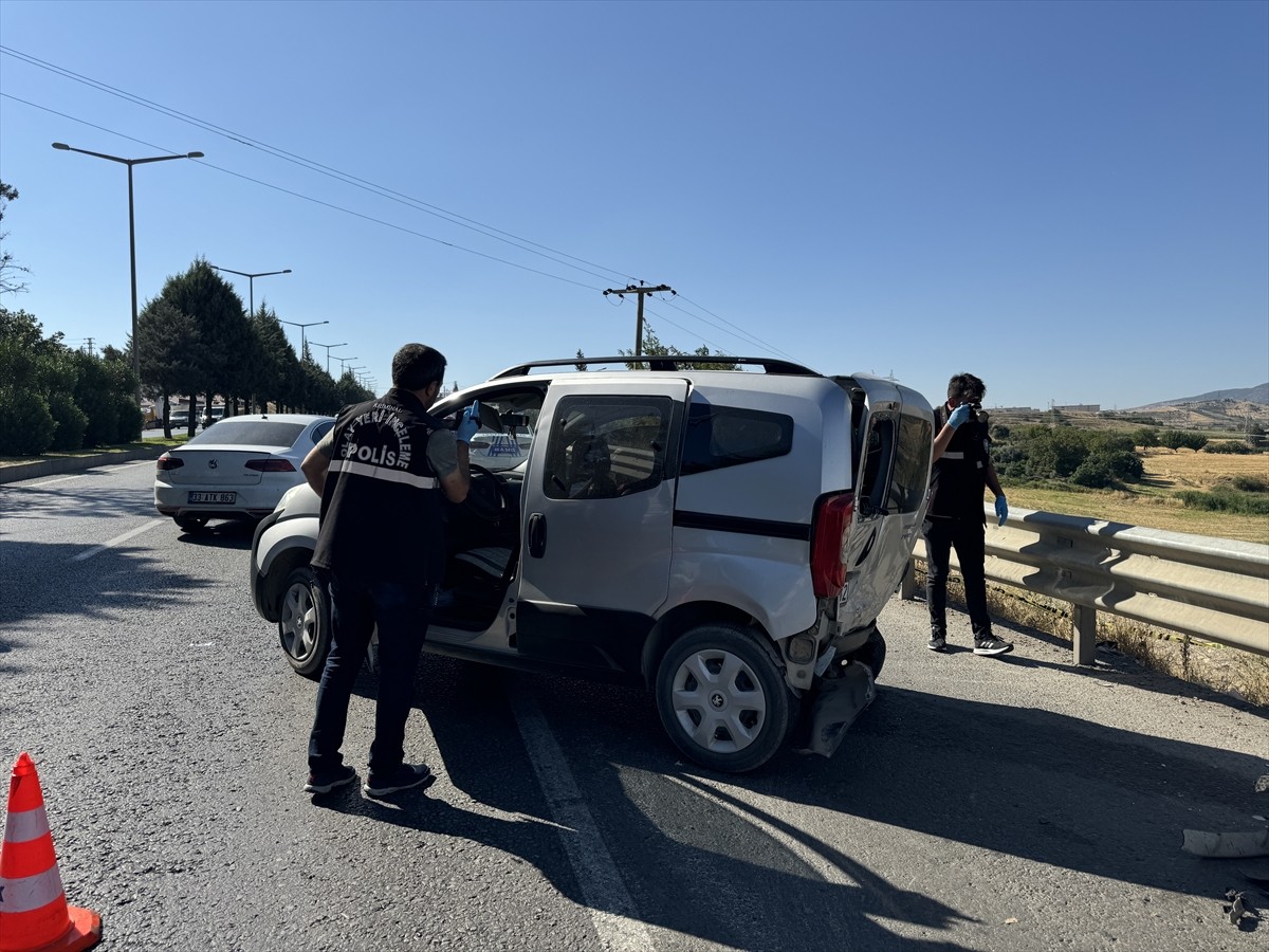 Kahramanmaraş'ın Onikişubat ilçesinde otomobilin çarptığı 1 kişi öldü, 2 kişi...