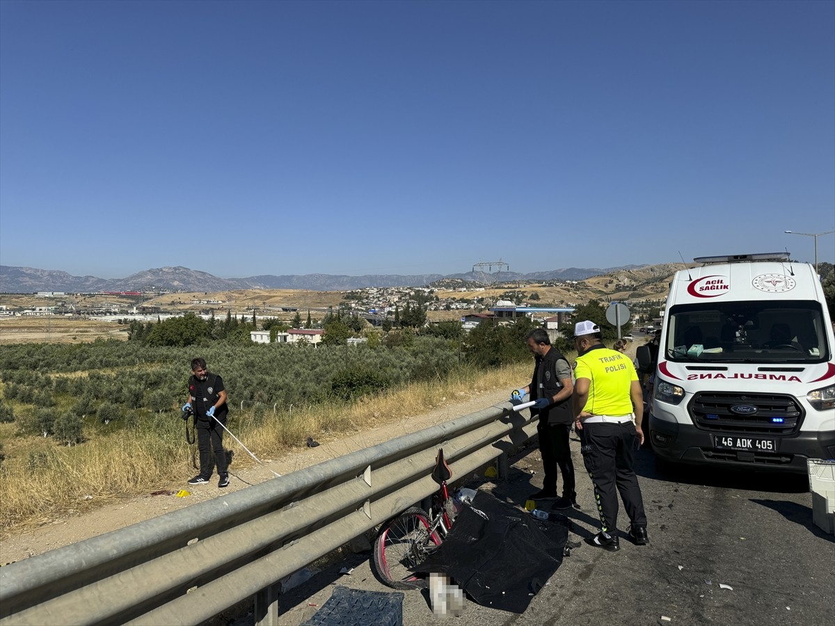Kahramanmaraş'ın Onikişubat ilçesinde otomobilin çarptığı 1 kişi öldü, 2 kişi...