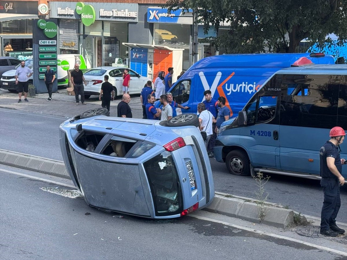 Kartal'da iki minibüs ve bir otomobilin karıştığı kazada, 1 kişi hafif yaralandı.