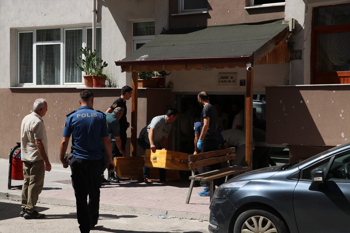 Kastamonu'da 1 polisi şehit eden diğerini yaralayan zanlı, etkisiz hale getirildi. Zanlının...