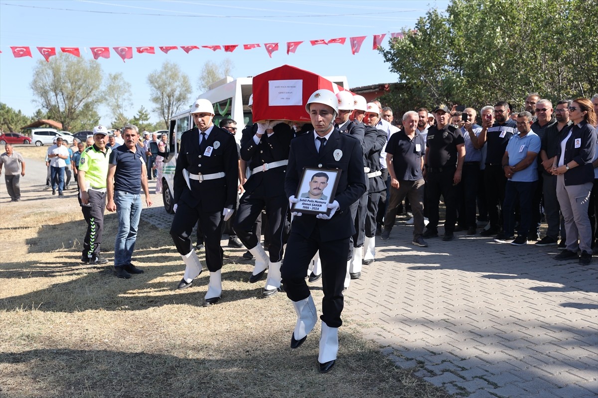 Kastamonu'da bir saldırganın ateş açarak şehit ettiği polis memuru Ahmet Şahan'ın (38) cenazesi...