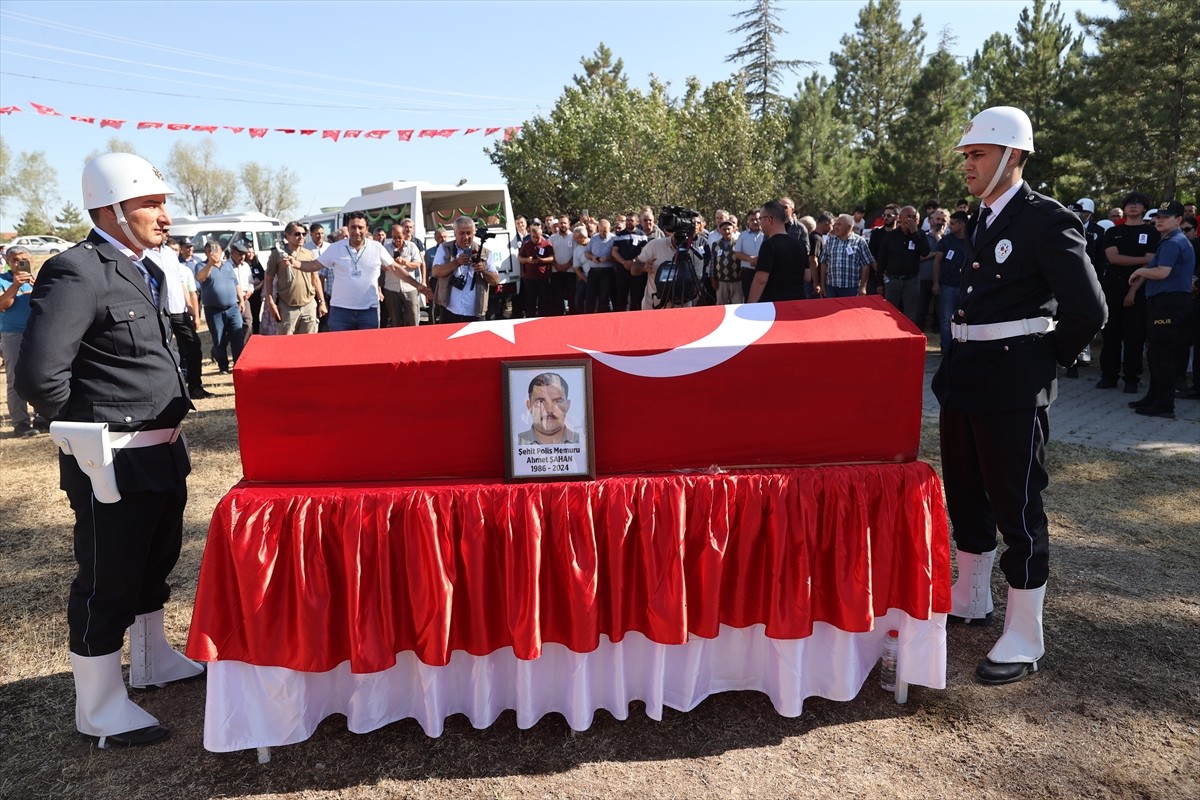 Kastamonu'da bir saldırganın ateş açarak şehit ettiği polis memuru Ahmet Şahan'ın (38) cenazesi...