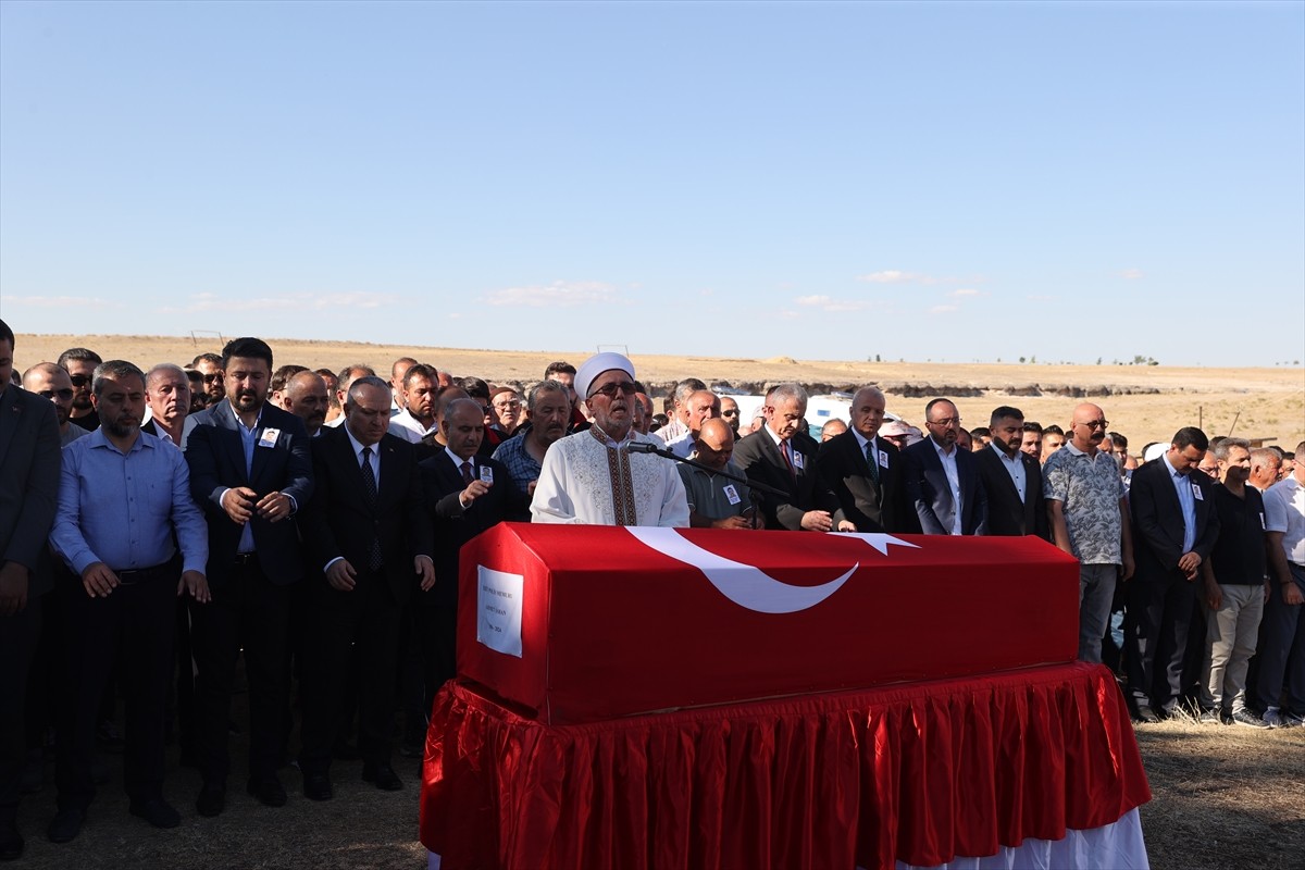 Kastamonu'da bir saldırganın ateş açarak şehit ettiği polis memuru Ahmet Şahan'ın (38) cenazesi...