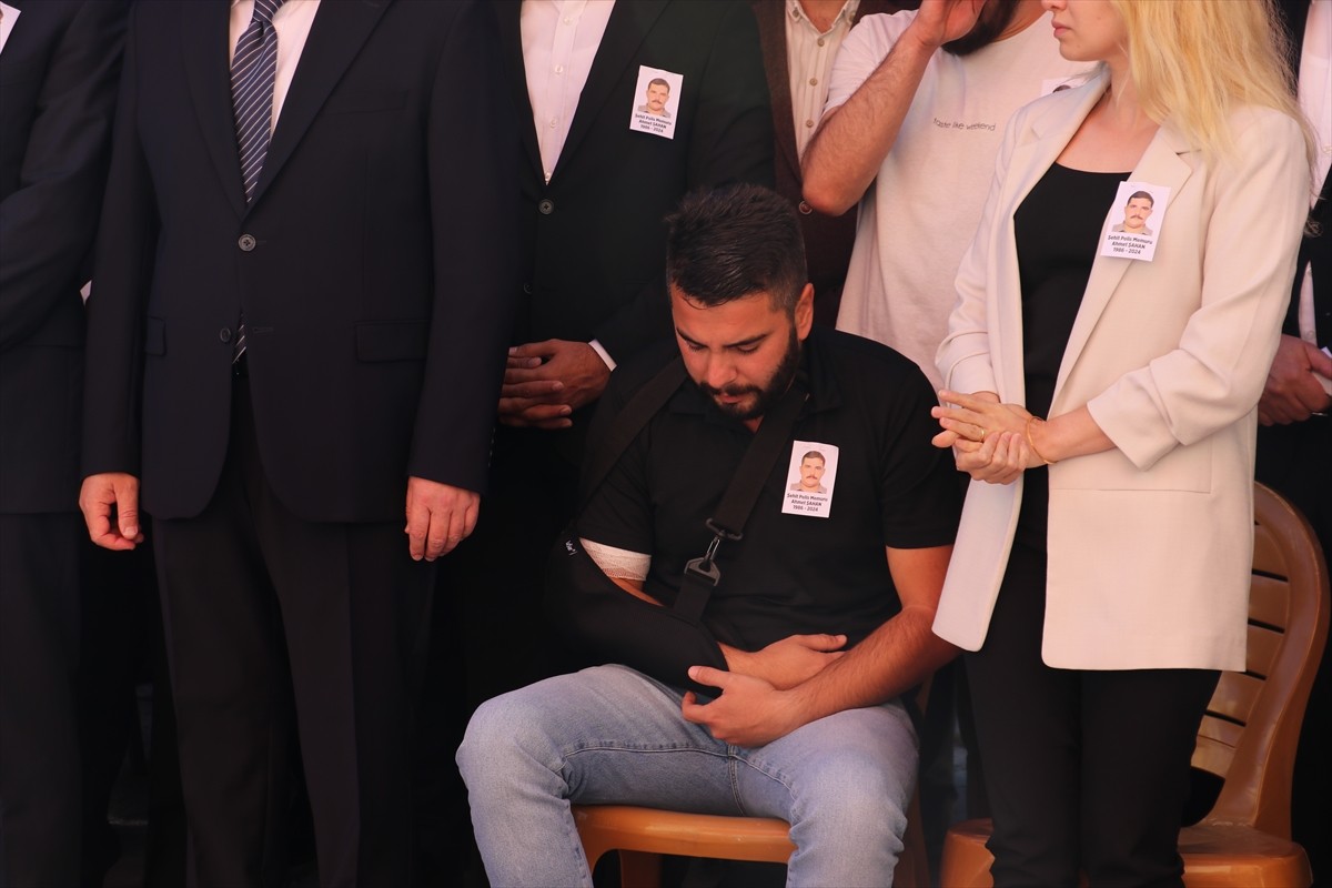 Kastamonu'da bir saldırganın ateş açarak şehit ettiği polis memuru Ahmet Şahan için İl Emniyet...