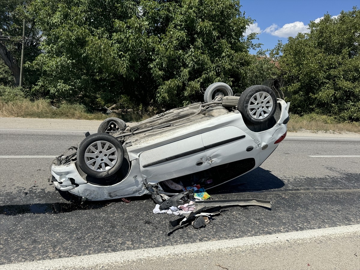 Kastamonu'da devrilen otomobildeki 1'i çocuk 4 kişi yaralandı.