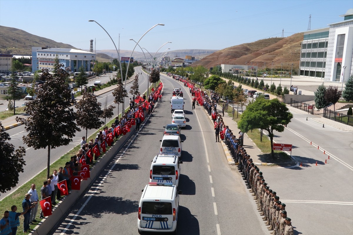 Kastamonu'da şehit olan polis memuru Ahmet Şahan, Çankırı'dan geçtiği sırada yol kenarına çıkan...