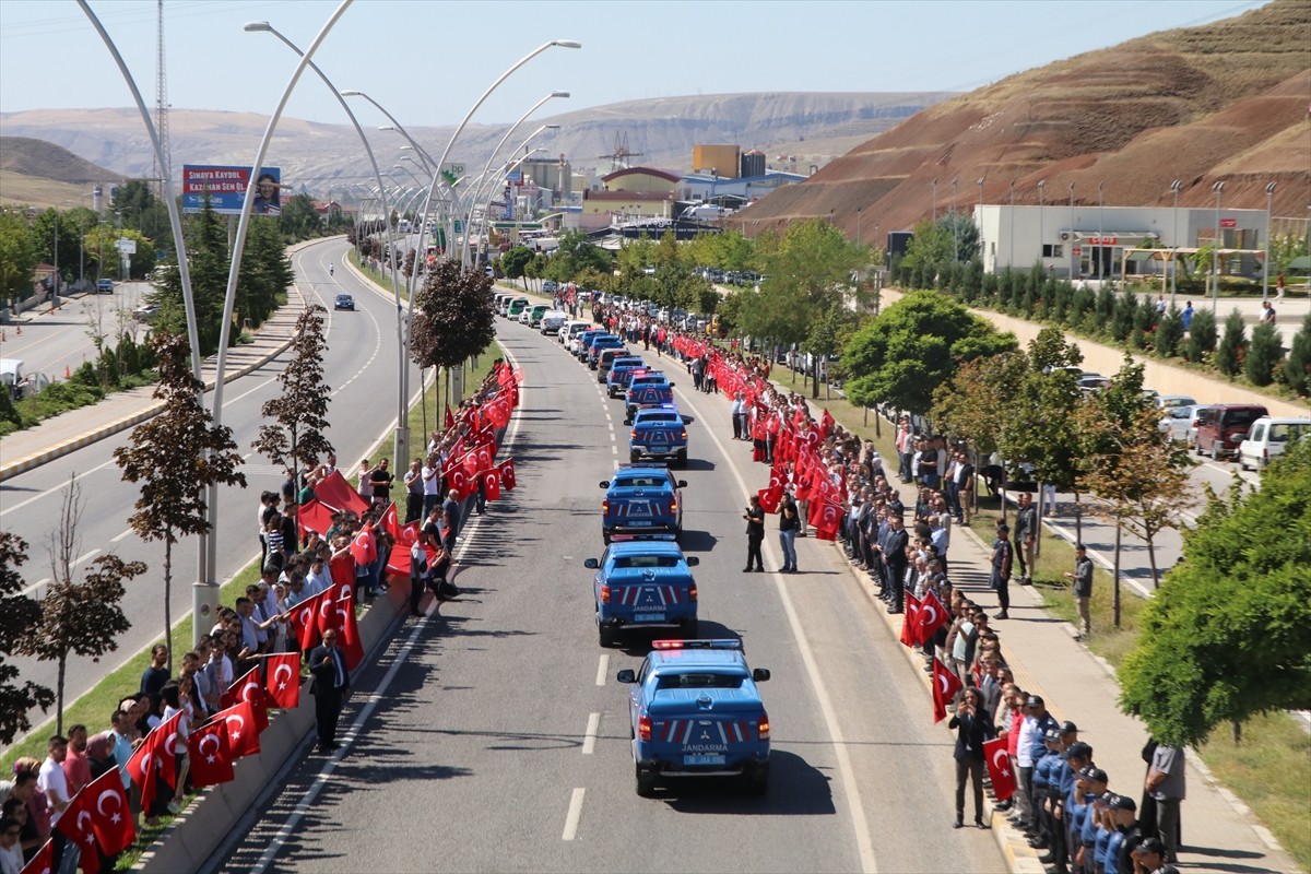 Kastamonu'da şehit olan polis memuru Ahmet Şahan, Çankırı'dan geçtiği sırada yol kenarına çıkan...