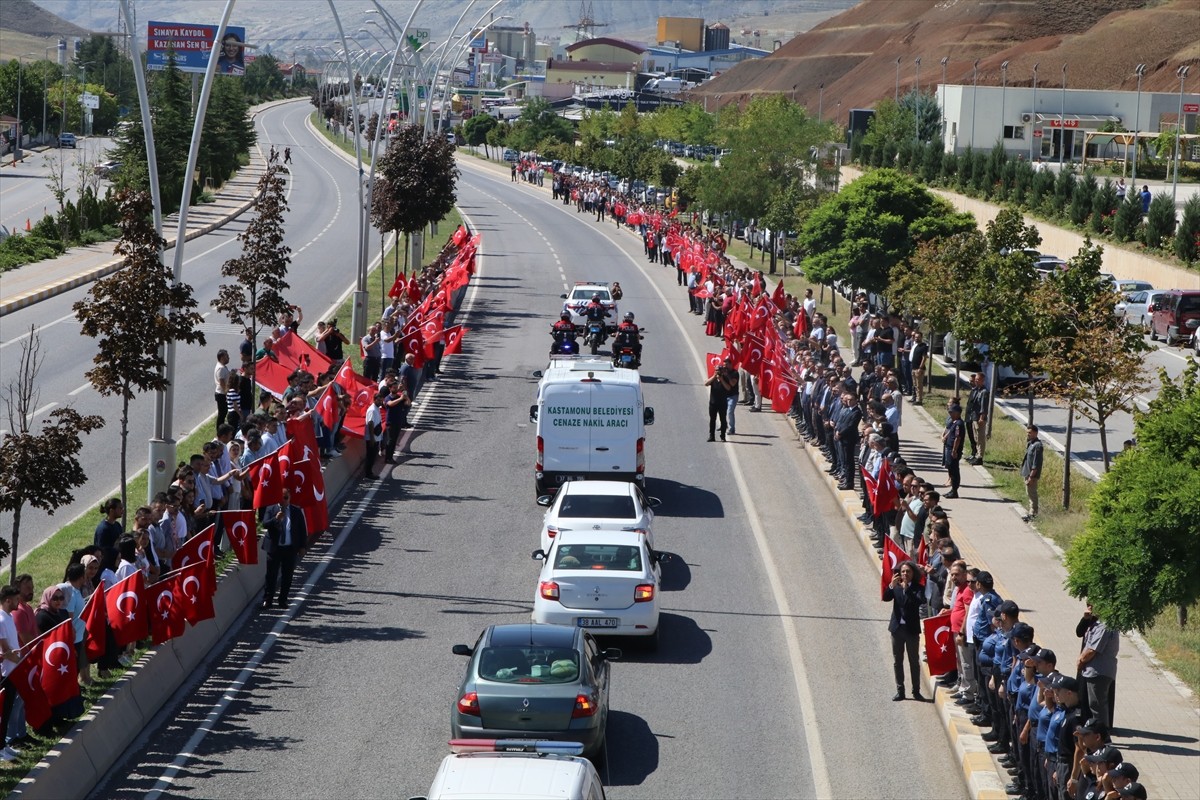 Kastamonu'da şehit olan polis memuru Ahmet Şahan, Çankırı'dan geçtiği sırada yol kenarına çıkan...