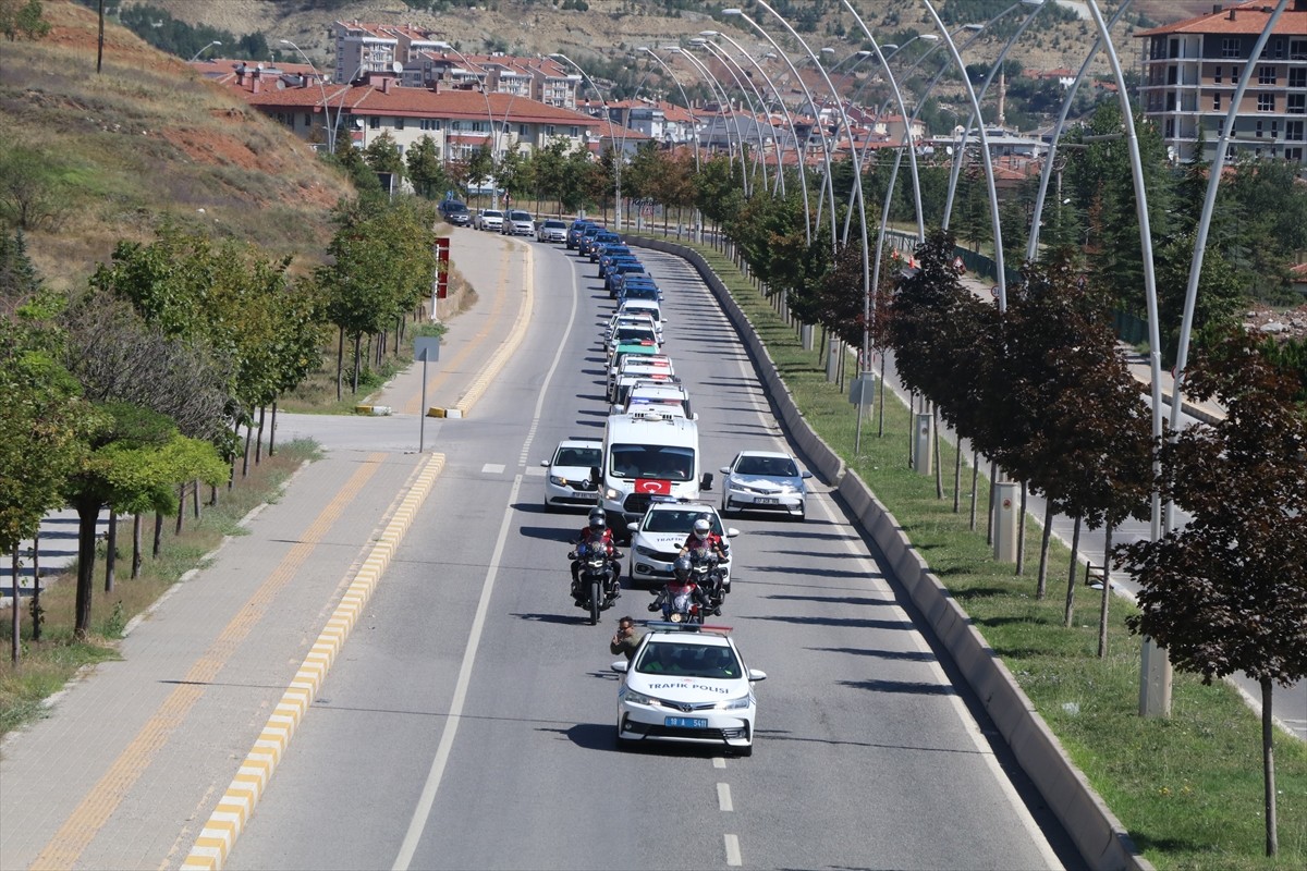 Kastamonu'da şehit olan polis memuru Ahmet Şahan, Çankırı'dan geçtiği sırada yol kenarına çıkan...