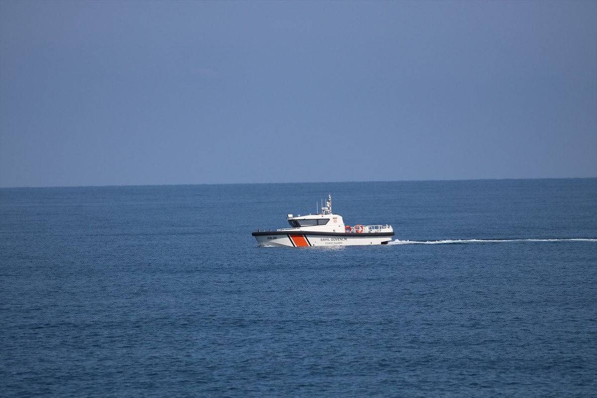 Kastamonu'nun Cide ilçesinde, bir teknenin batması sonucu kaybolan 3 kişinin bulunması için...