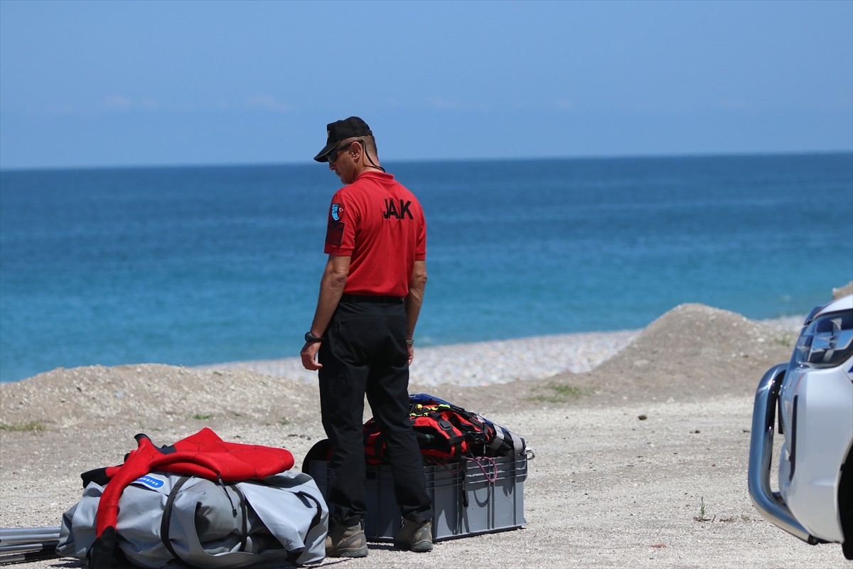 Kastamonu'nun Cide ilçesinde dün teknenin batması sonucu kaybolan 3 kişinin bulunması için...