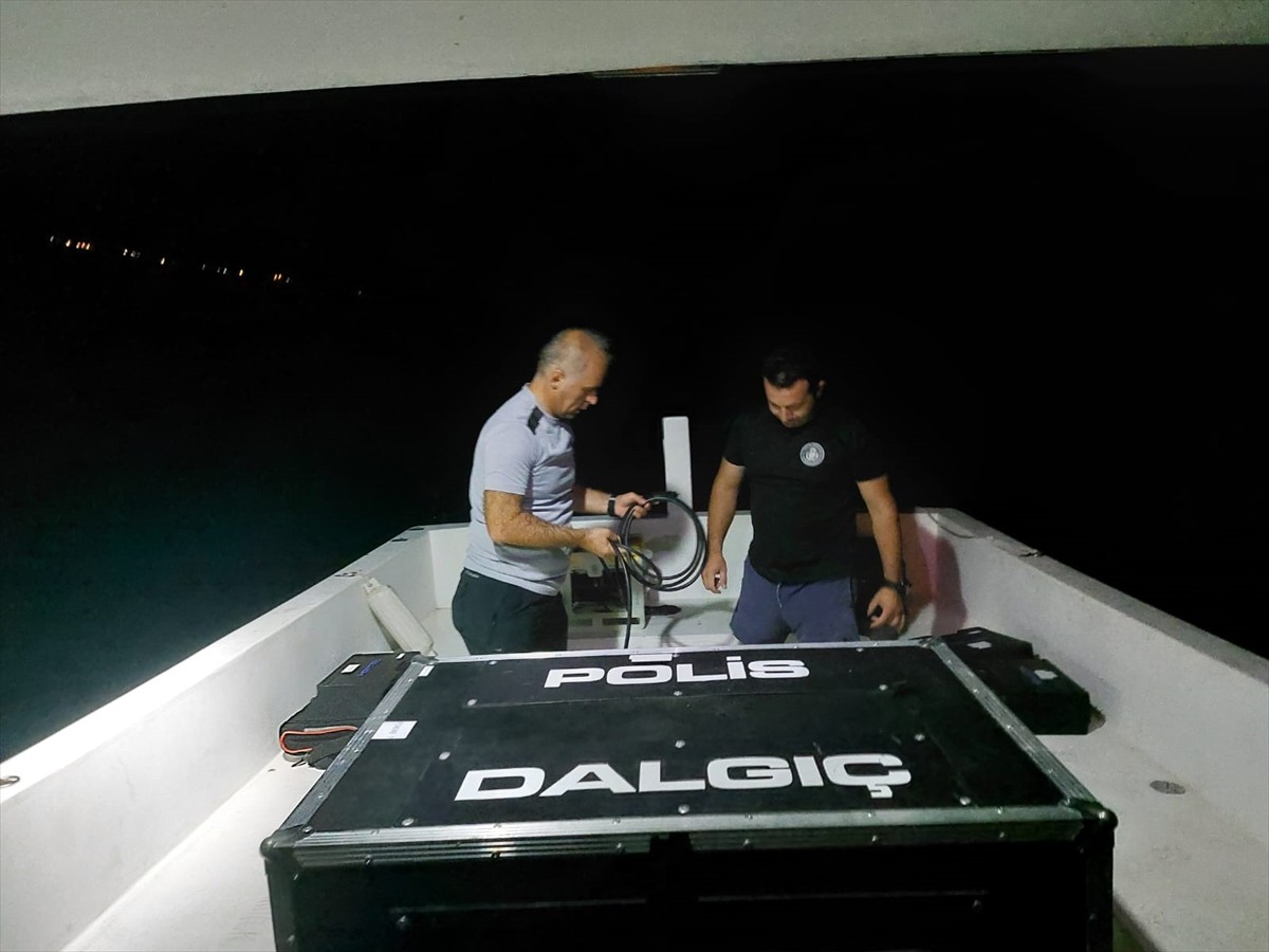 Kastamonu'nun Cide ilçesinde, teknenin batması sonucu kaybolan 3 kişinin bulunması için çalışmalar...