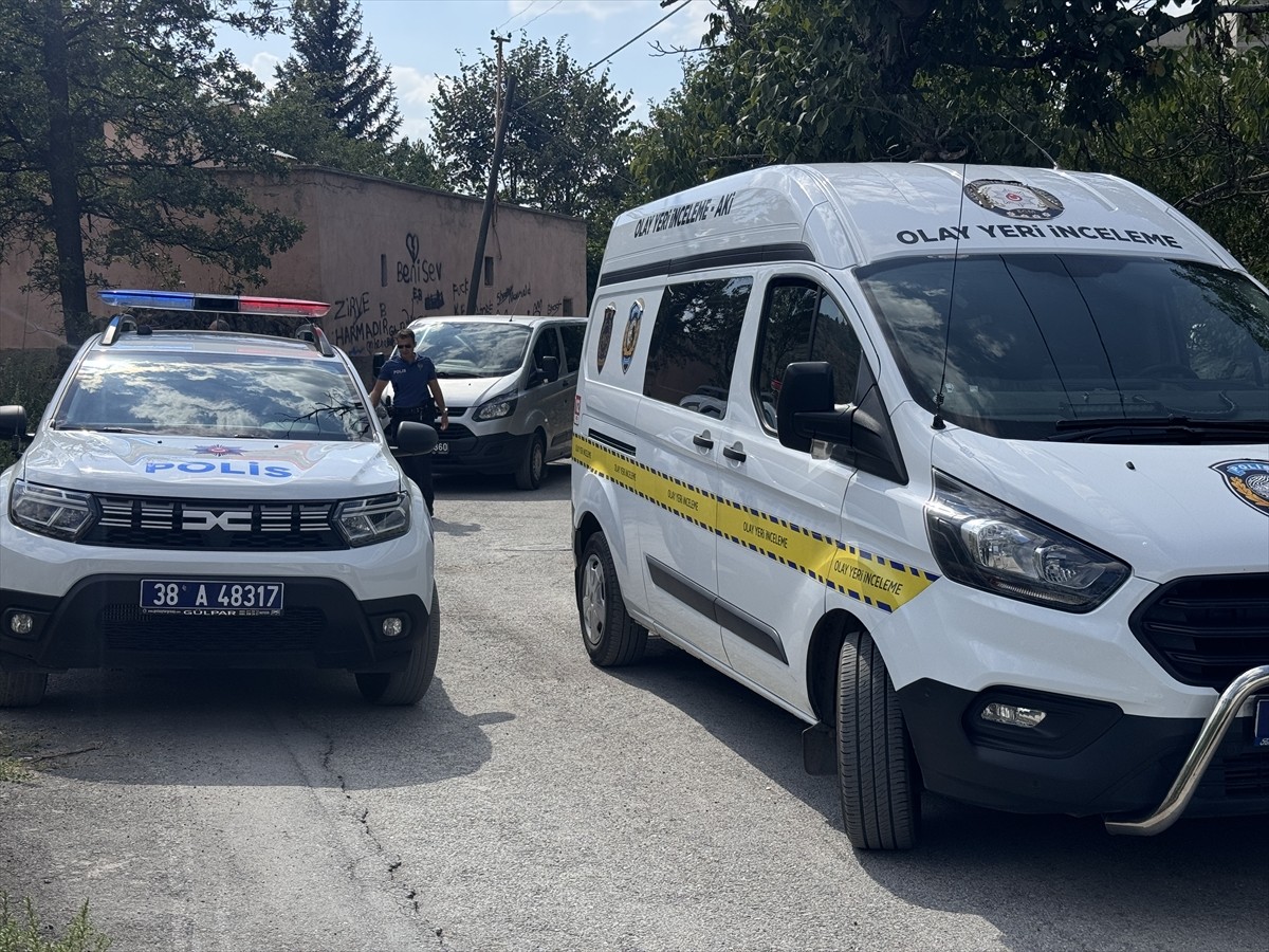 Kayseri'de çıkan silahlı kavgada 1 kişi hayatını kaybetti. Polis ekipleri olay yerinde inceleme...