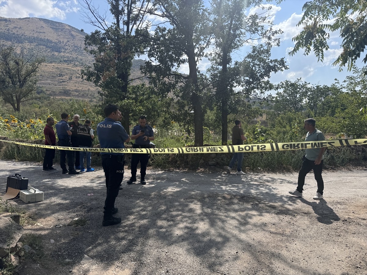 Kayseri'de çıkan silahlı kavgada 1 kişi hayatını kaybetti. Polis ekipleri olay yerinde inceleme...