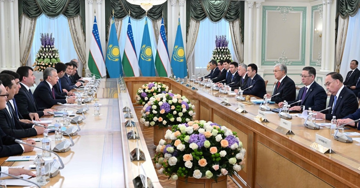 Kazakistan Cumhurbaşkanı Kasım Cömert Tokayev (solda), resmi ziyaret kapsamında başkent Astana’ya...