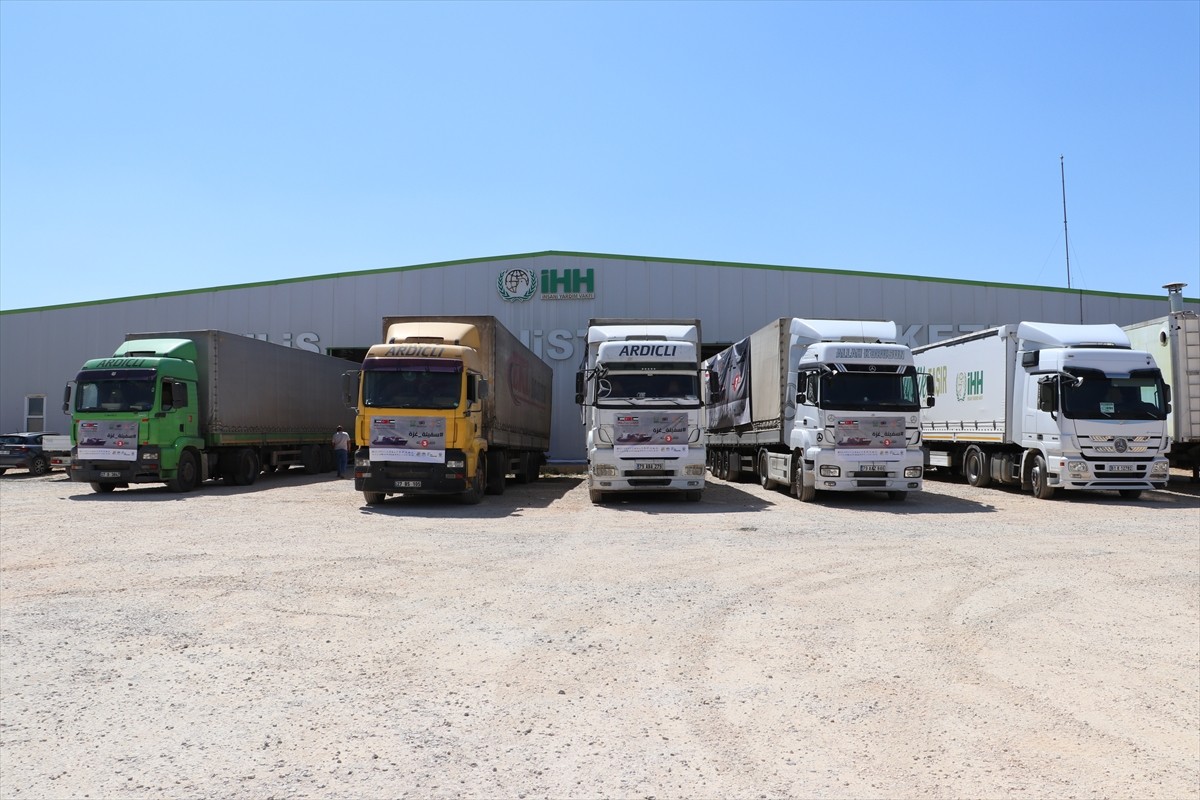 Kilis'te, "Gazze'ye Destek Ol" kampanyası kapsamında toplanan 80 tırlık gıda ve hijyen...