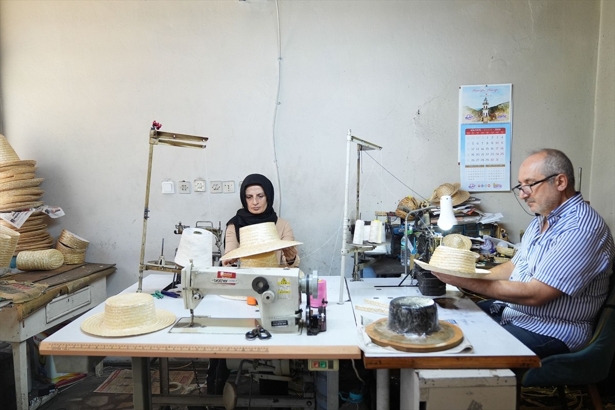 Kırklareli'nde, köyde yaşayan kadınlarca tarladan toplanarak hasıra dönüştürülen çavdarlar, Fatma...