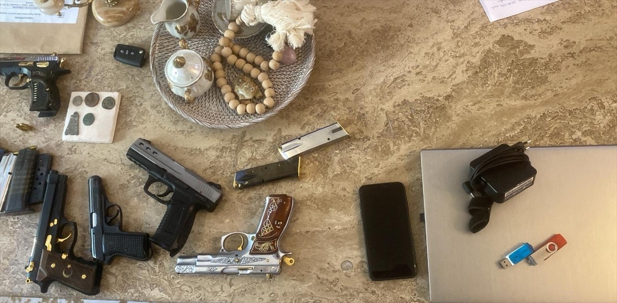 Kırklareli merkezli 4 ilde, iki organize suç örgütüne yönelik düzenlenen "Kuyu-15"...