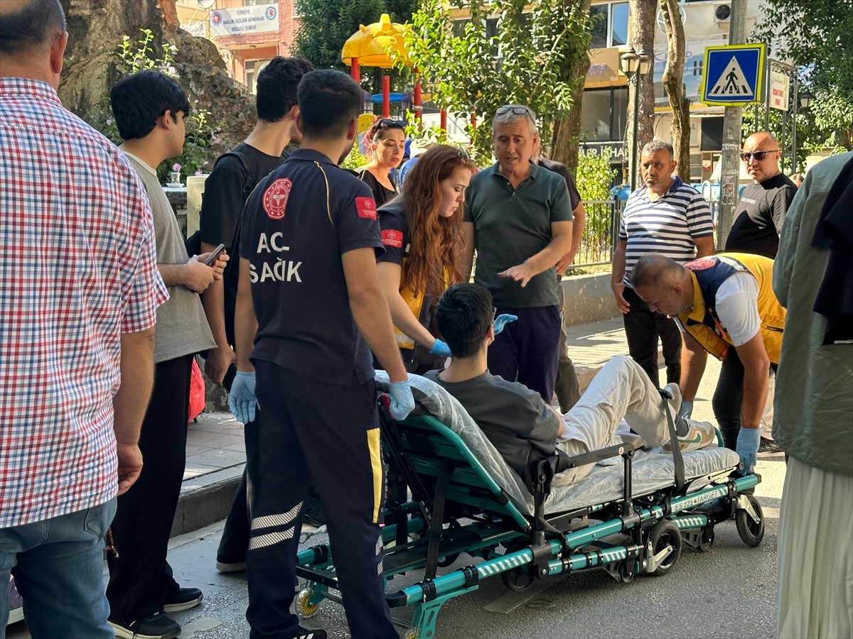 Kocaeli'nin İzmit ilçesinde bir zanlı tarafından bıçaklanan 4 kişi yaralandı.