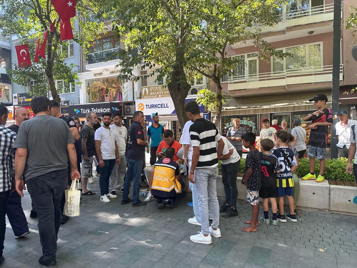 Kocaeli'nin İzmit ilçesinde bir zanlı tarafından bıçaklanan 4 kişi yaralandı.