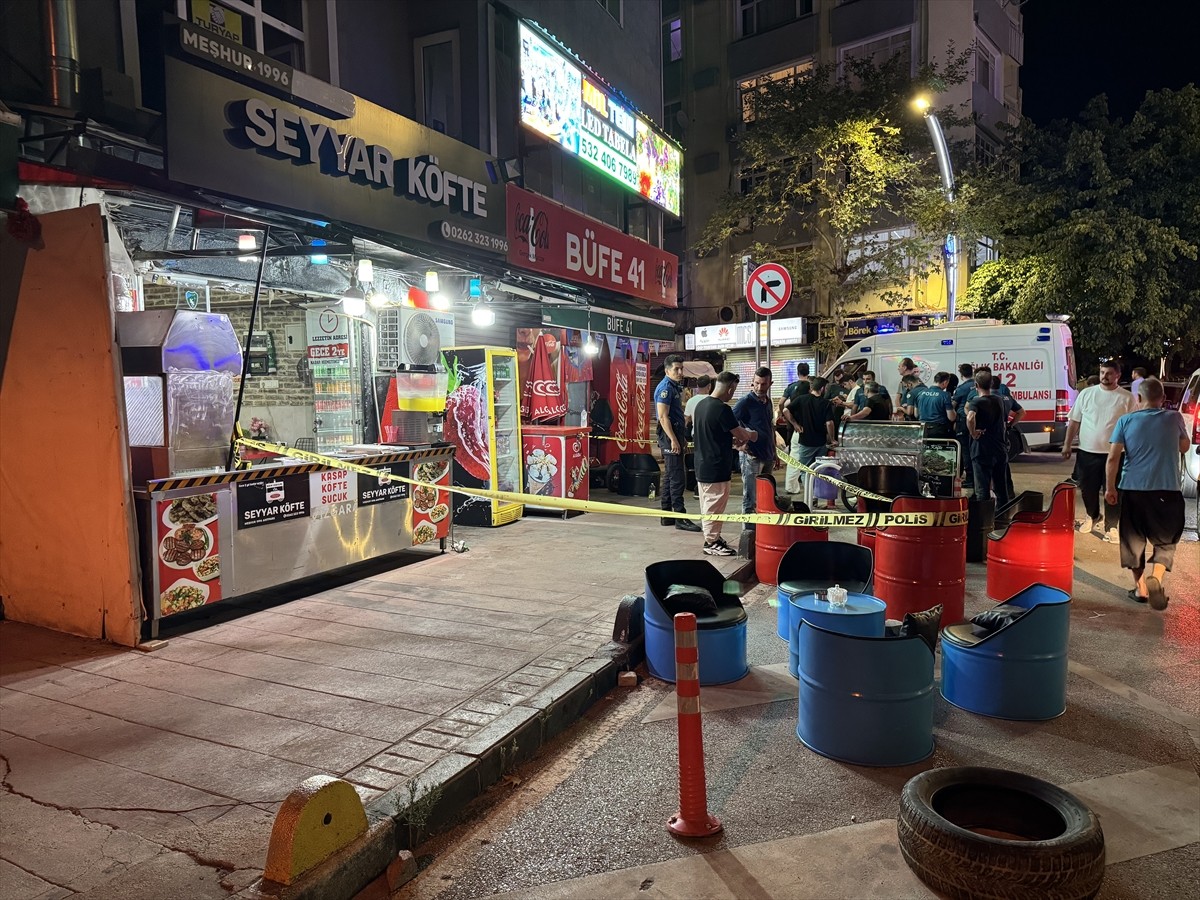 Kocaeli'nin İzmit ilçesinde, iş yerinde silahlı saldırıya uğrayan kişi hastaneye kaldırıldı. Polis...