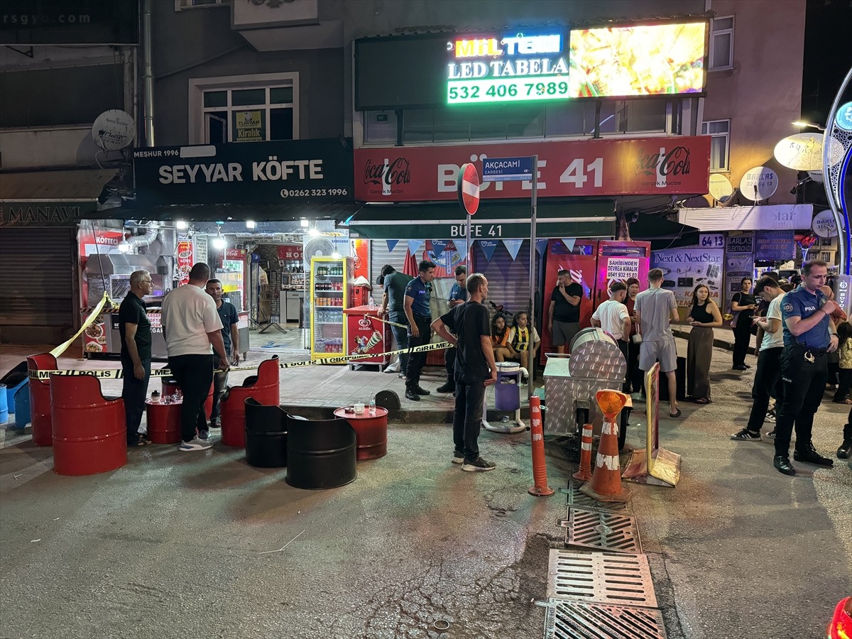 Kocaeli'nin İzmit ilçesinde, iş yerinde silahlı saldırıya uğrayan kişi hastaneye kaldırıldı. Polis...