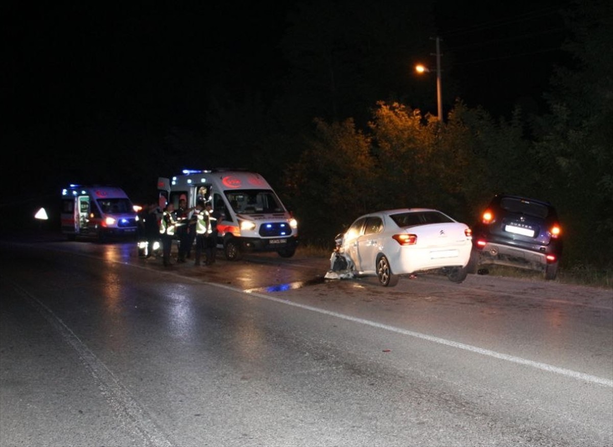 Kocaeli'nin Kandıra ilçesinde 4 aracın karıştığı trafik kazasında yaralanan 2'si çocuk 7 kişi...