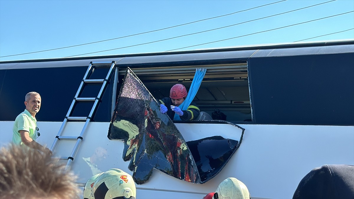 Kocaeli'nin Kartepe ilçesinde yan yatan tur otobüsünde mahsur kalan 43 kişi, ekiplerin...