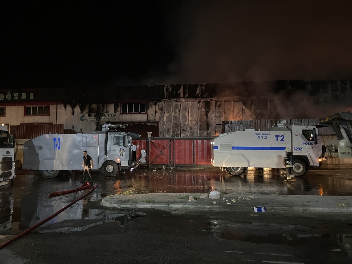 Konya'da plastik geri dönüşüm fabrikasında çıkan yangın, çevredeki iş yerlerine sıçramadan...
