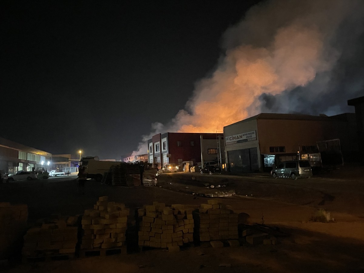 Konya'da plastik geri dönüşüm fabrikasında çıkan yangın, çevredeki iş yerlerine sıçramadan...