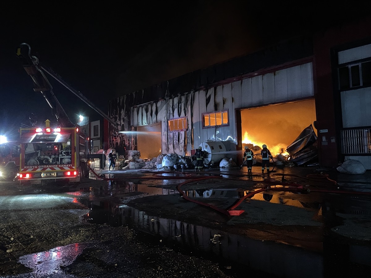 Konya'da plastik geri dönüşüm fabrikasında çıkan yangın, çevredeki iş yerlerine sıçramadan kontrol...