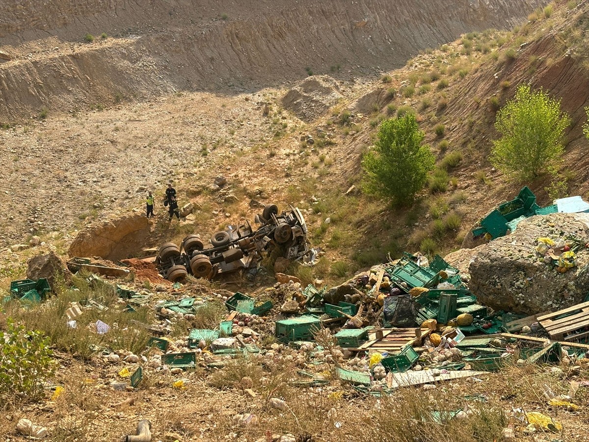 Konya'nın Akşehir ilçesinde devrilen sebze yüklü kamyonun sürücüsü ağır yaralandı.