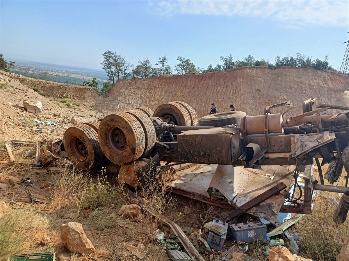 Konya'nın Akşehir ilçesinde devrilen sebze yüklü kamyonun sürücüsü ağır yaralandı.