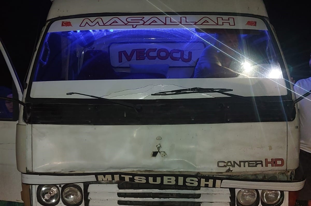 Konya'nın Beyşehir ilçesinde kamyonetle çarpışan motosikletin sürücüsü ağır yaralandı.