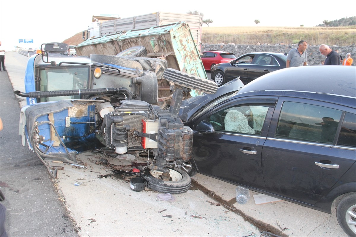 Konya'nın Beyşehir ilçesinde otomobille çarpışan traktörün sürücüsü hayatını kaybetti. Olay yerine...