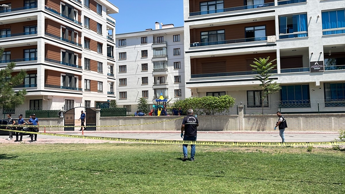 Konya'nın Karatay ilçesinde amcasının iki kızını tabancayla yaralayan şüpheli gözaltına alındı....