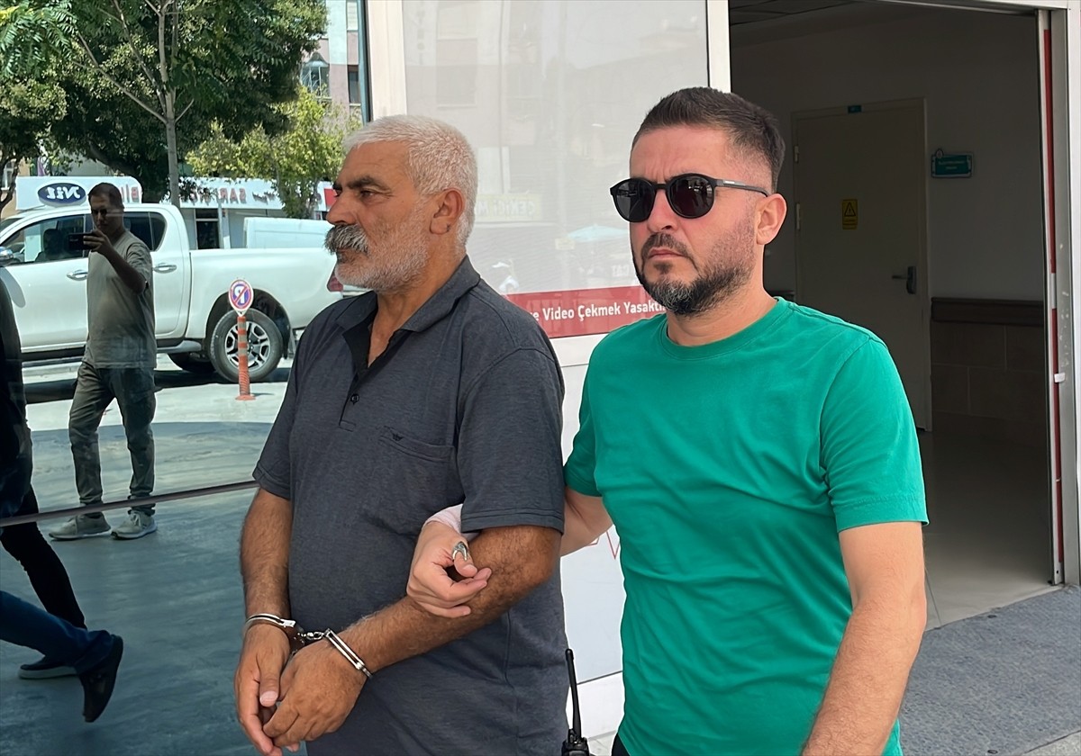 Konya'nın Karatay ilçesinde amcasının iki kızını tabancayla yaralayan şüpheli gözaltına alındı....