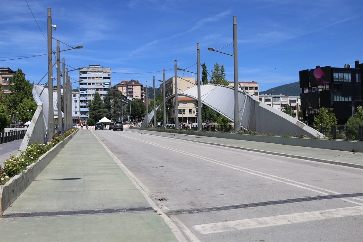 Kosova'nın kuzeyindeki Mitroviça'da, şehri güney ve kuzey olarak ikiye ayıran İbre nehri...